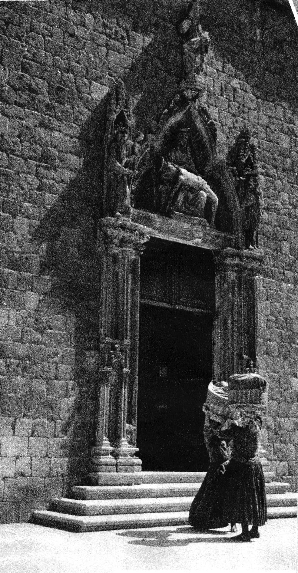 Portal crkve franjevačkog samostana, 15. st, Arhiv Gliptoteke HAZU