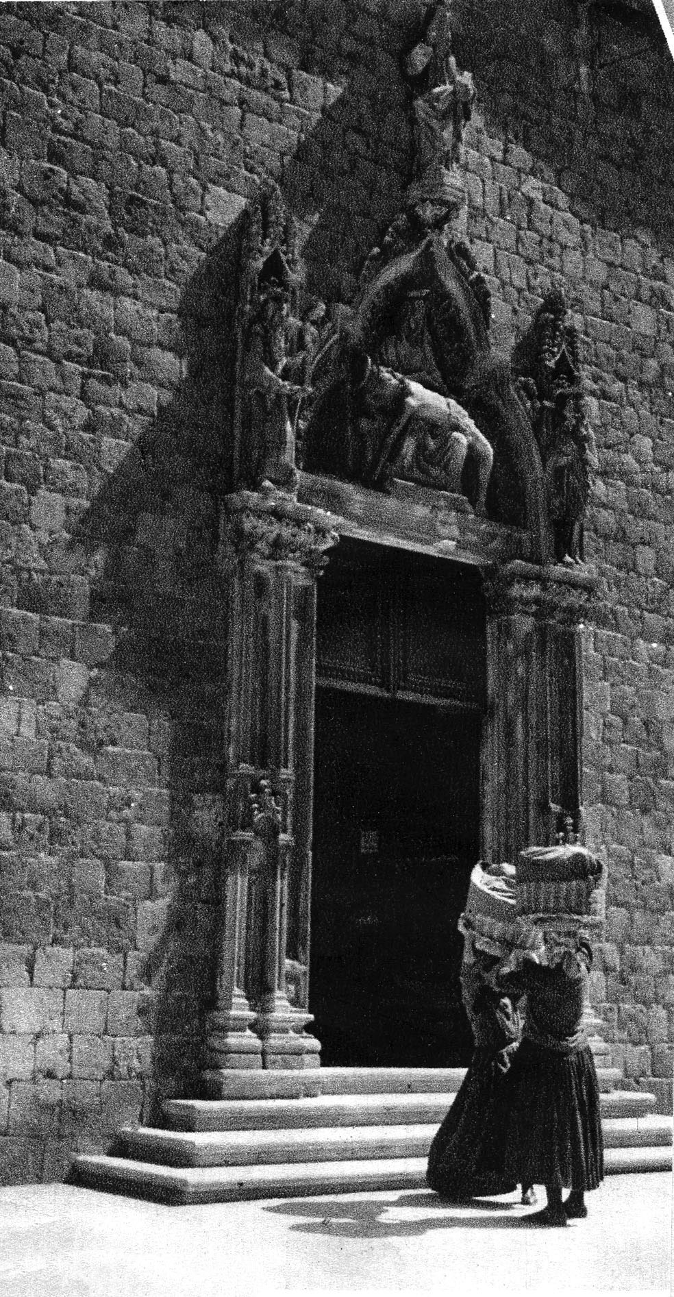 Portal of the church of the Franciscan monastery, 15th century, Archives of CASA Glyptotheque