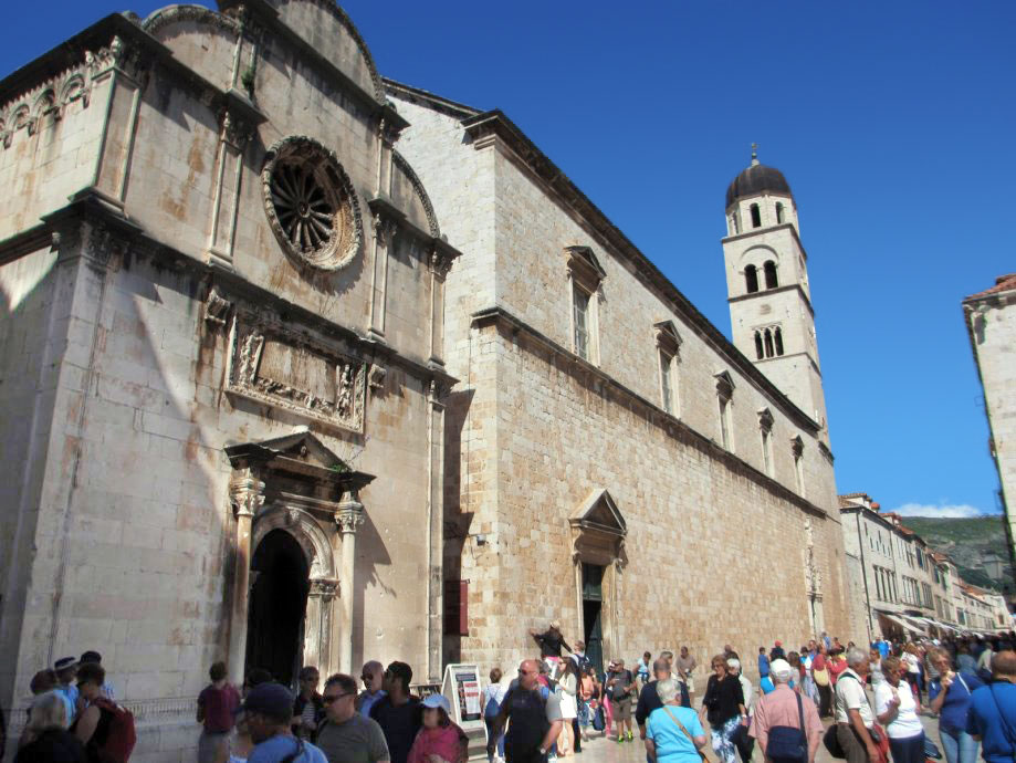Pogled na crkvu i franjevački samostan